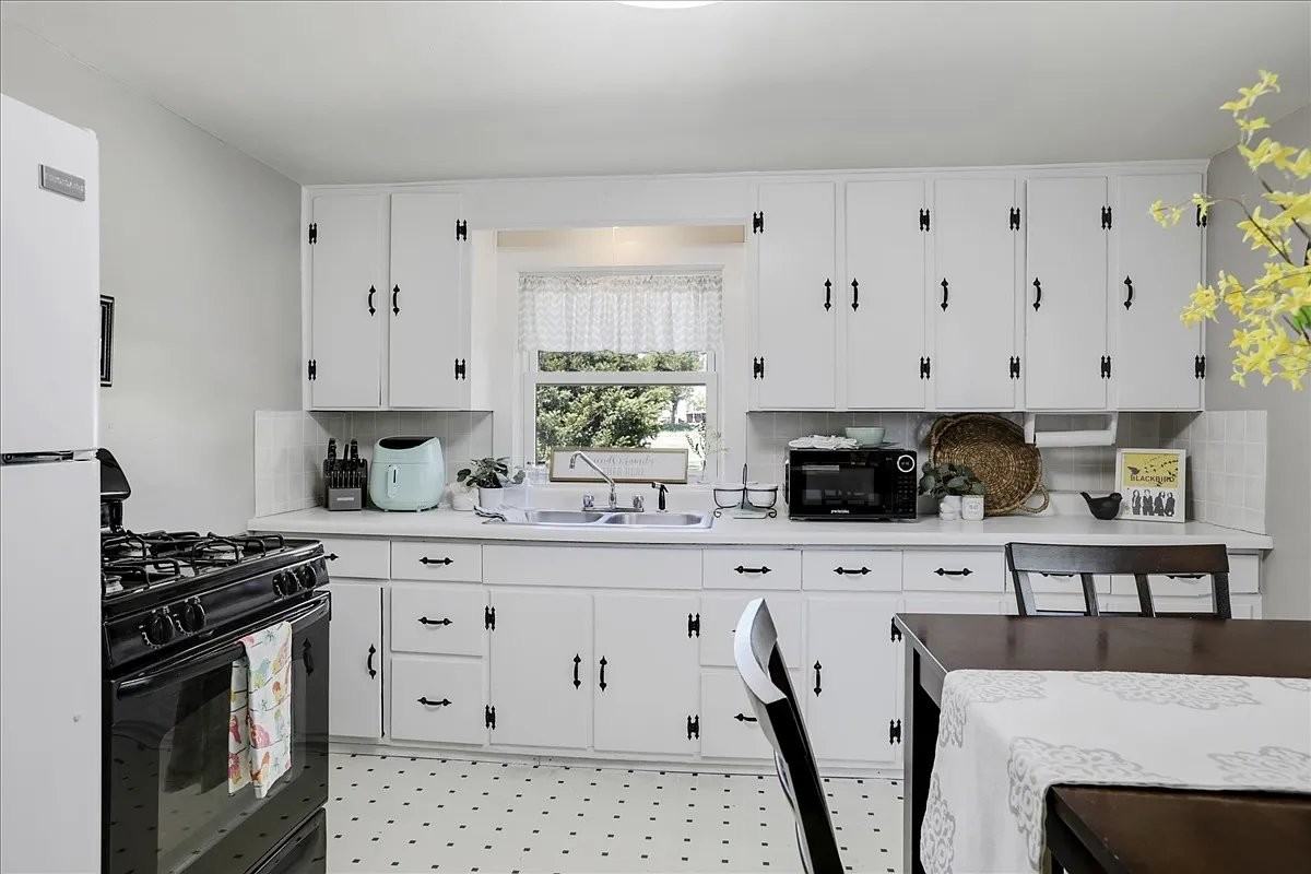 403 S Vine St - Photo 6 of 20