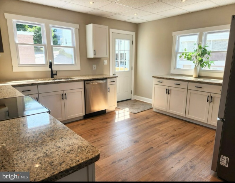 732 Water St - Photo 2 of 14