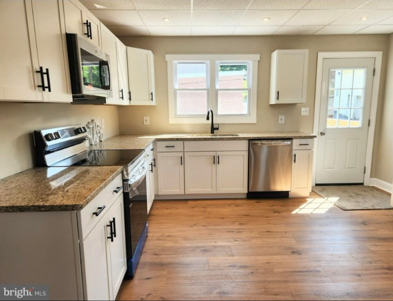 732 Water St - Photo 5 of 14