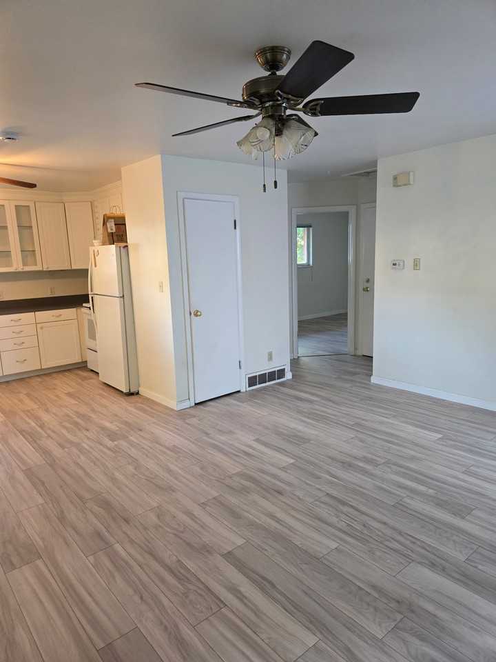 327 D St #A - Photo 2 of 10