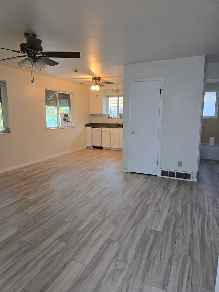 327 D St #A - Photo 3 of 10