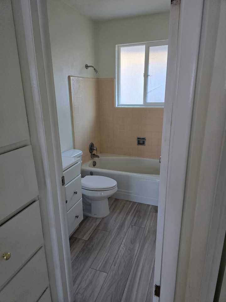 327 D St #A - Photo 4 of 10