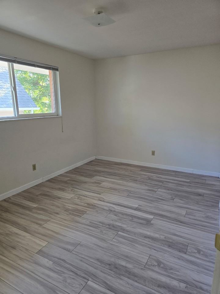 327 D St #A - Photo 7 of 10