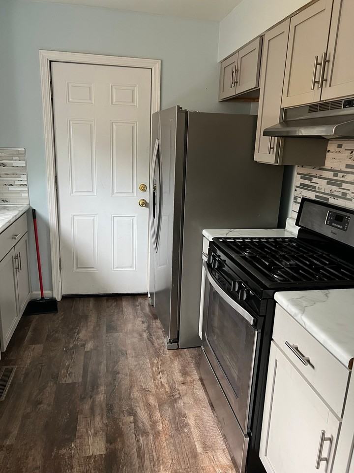 1903 171st St - Photo 3 of 11