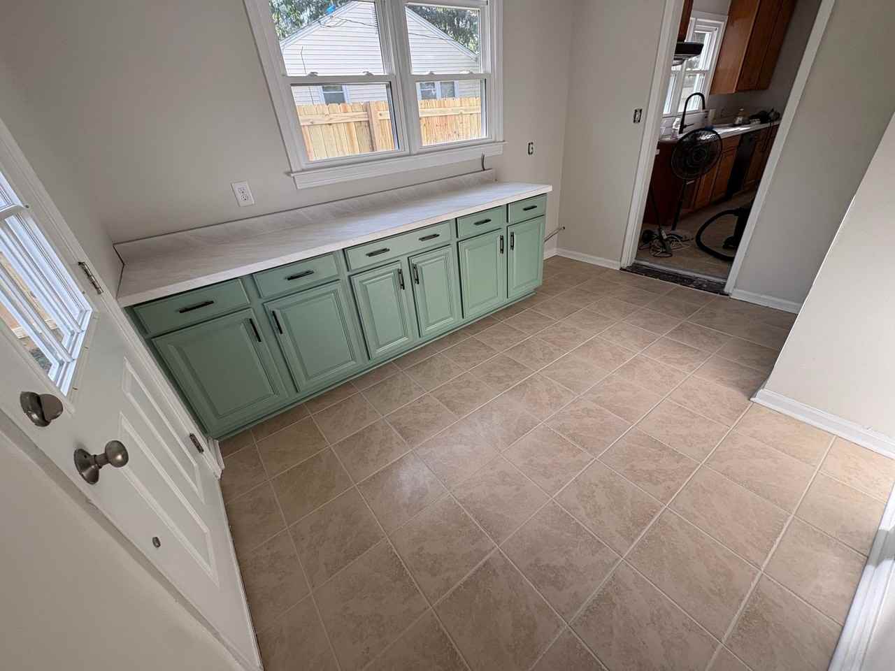 906 E Green St - Photo 5 of 13