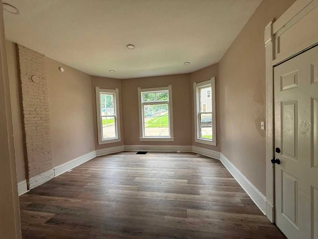 2431 Fox Ave - Photo 4 of 15