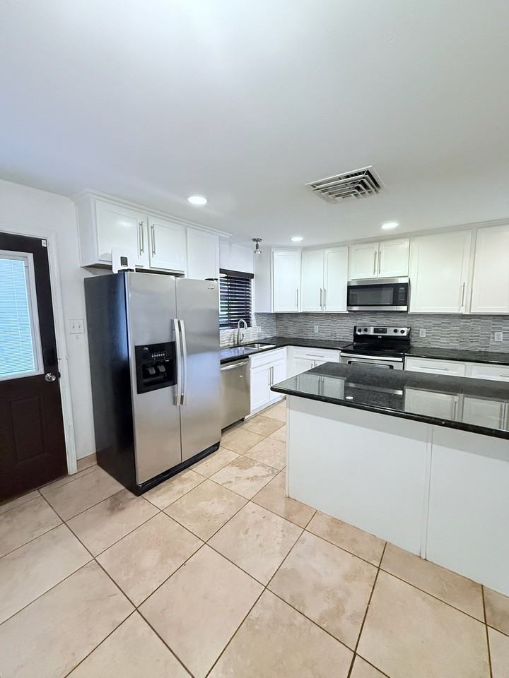 4213 N Westview Dr - Photo 3 of 6