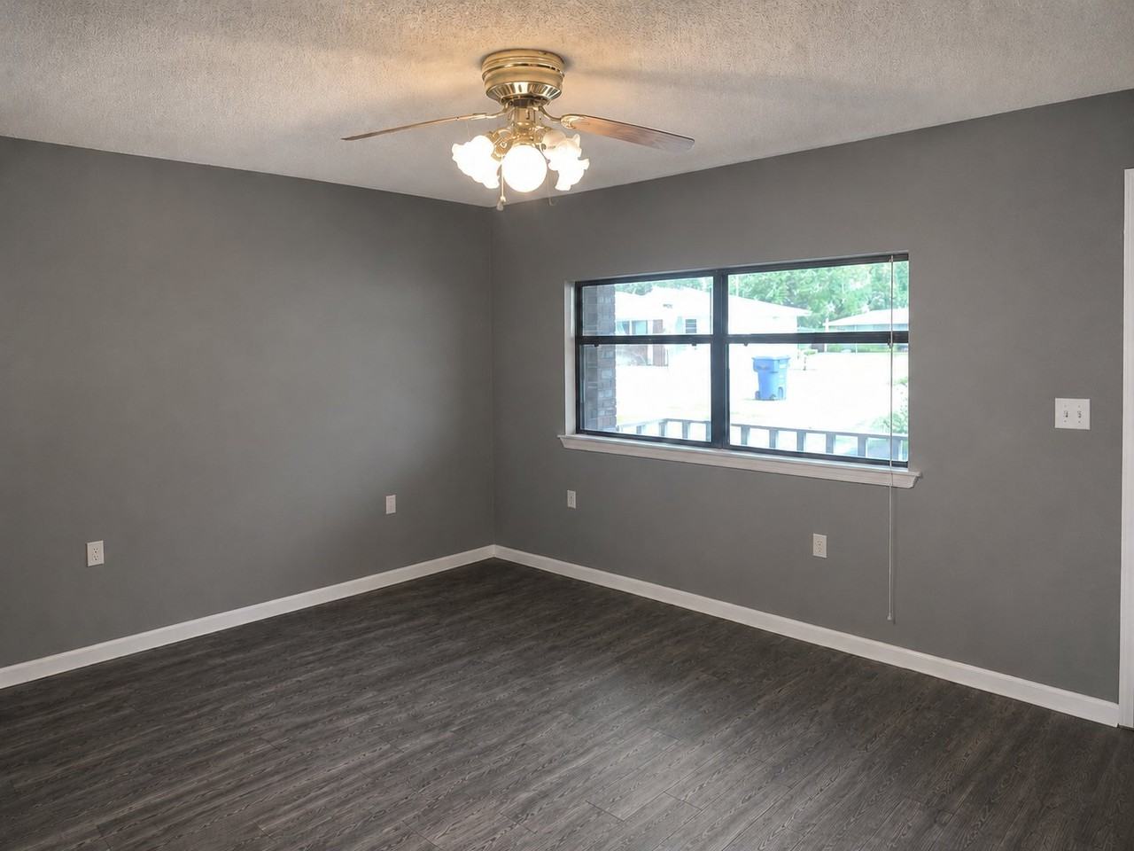 100 E Scott St - Photo 3 of 9