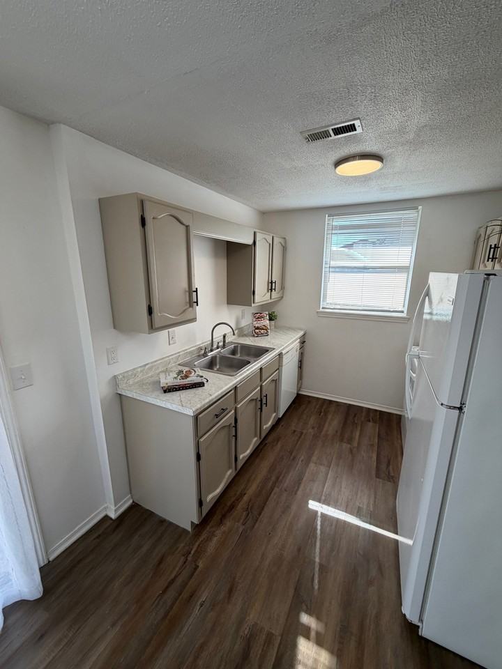 222 N Brunswick St #2 - Photo 7 of 9