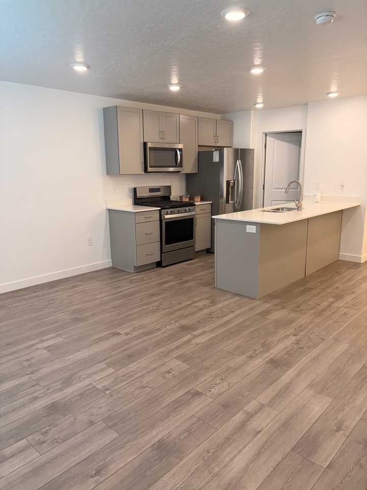 1023 E Bigelow Ave - Photo 2 of 9