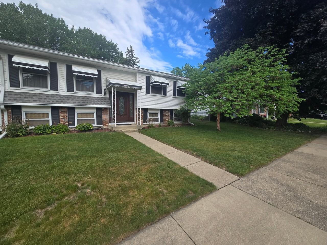 9187 N Sheldon Rd - Photo 3 of 20