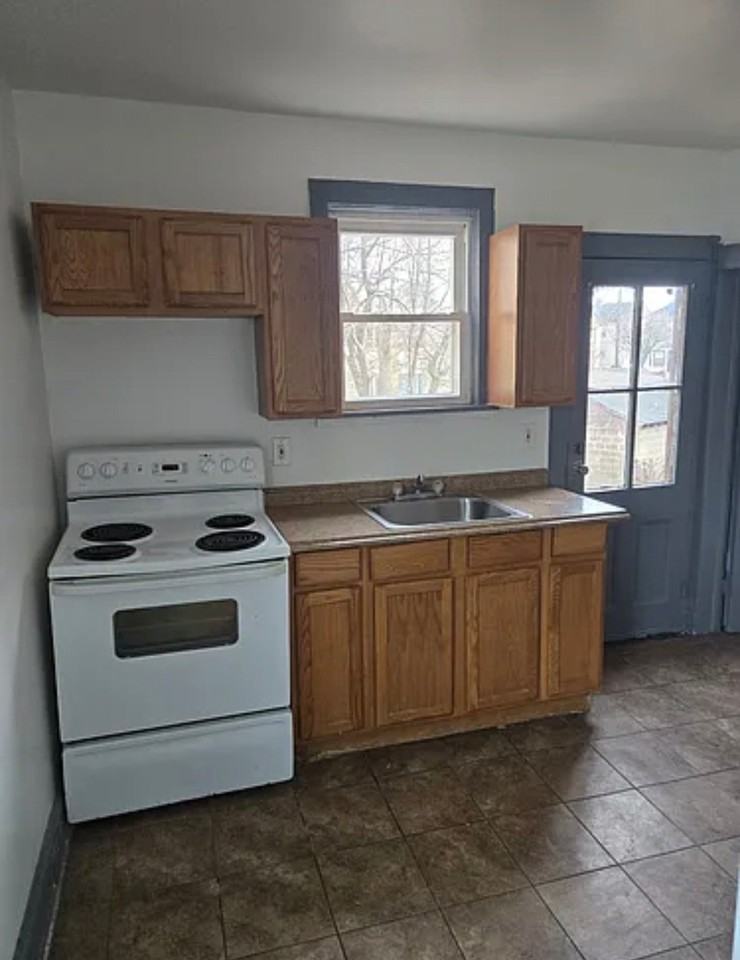 95 Catharine St #2 - Photo 4 of 12