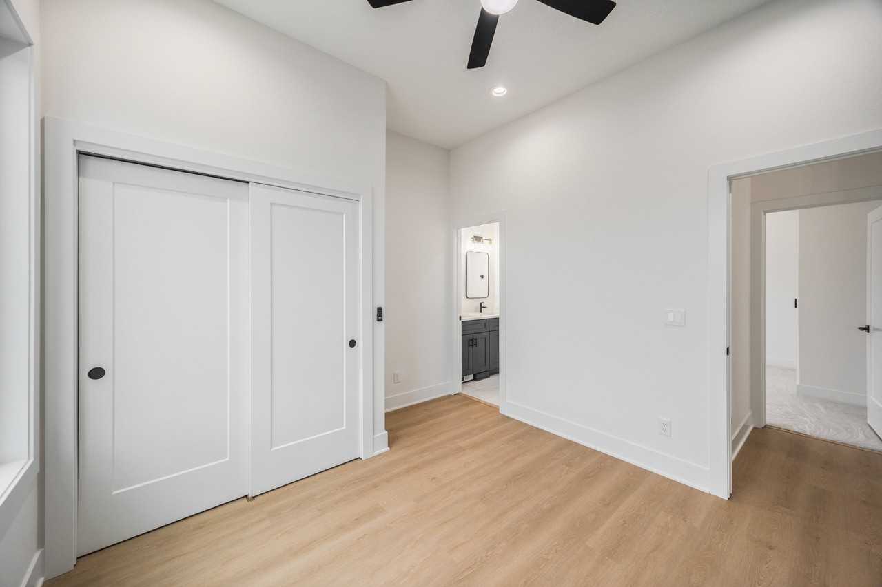 950 Roman Rd - Photo 6 of 20