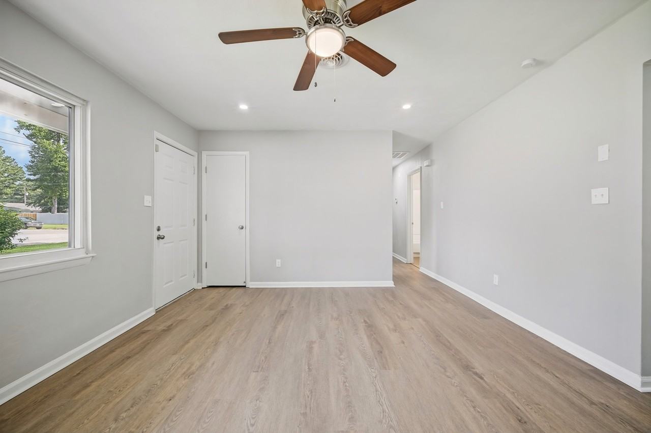 5628 Frank St - Photo 5 of 20