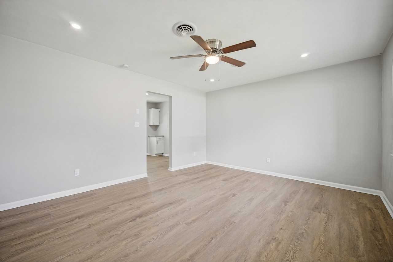 5628 Frank St - Photo 6 of 20