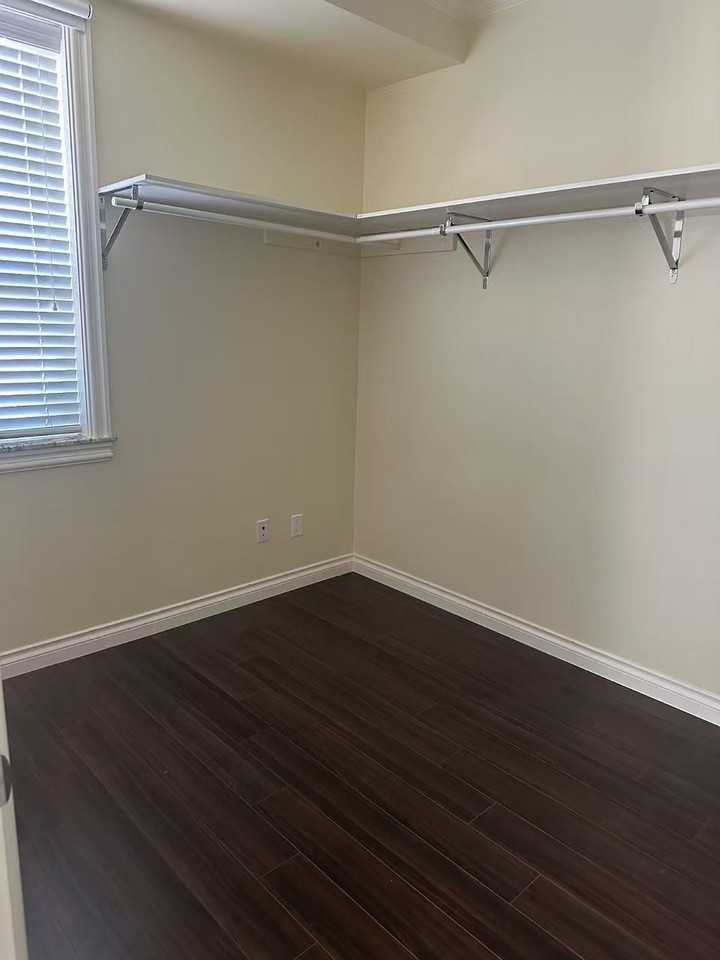 5000 Burke Street - Photo 5 of 8