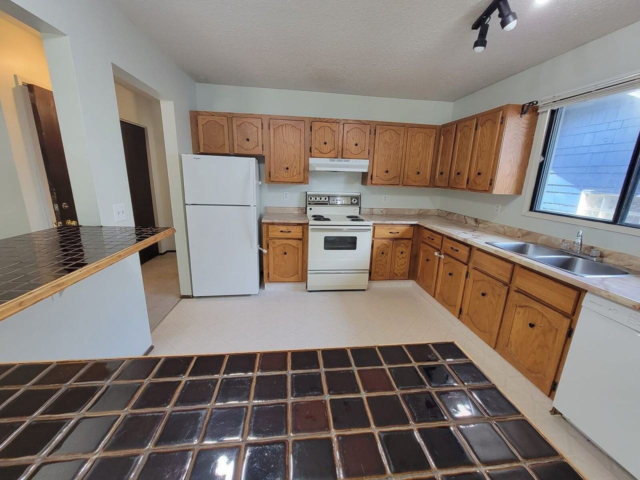 612 13 Ave Ne - Photo 4 of 10