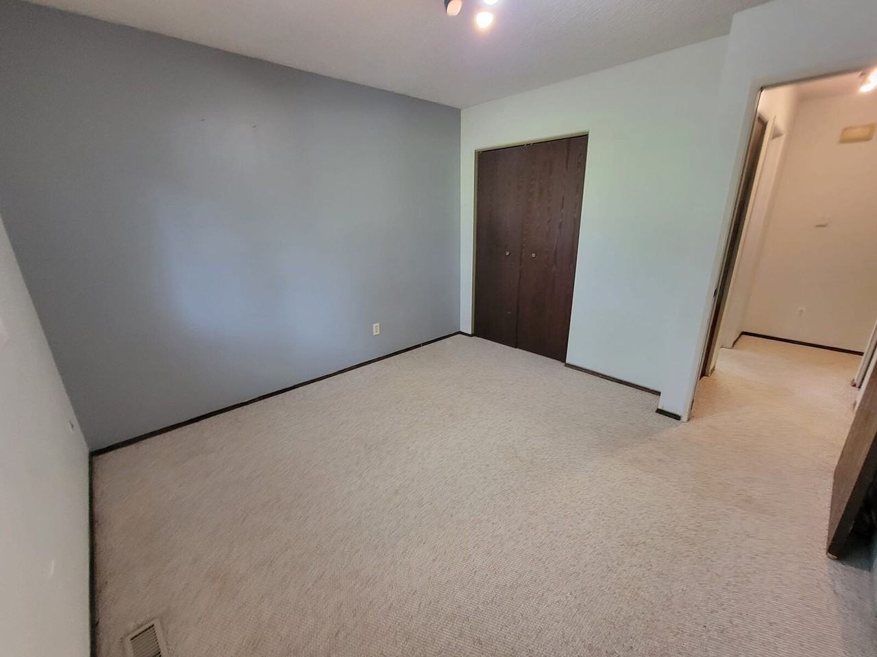 612 13 Ave Ne - Photo 7 of 10