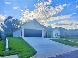 featured image of 805 Woodridge Cir #NA