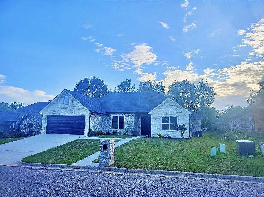 805 Woodridge Cir #NA - Photo 3 of 19