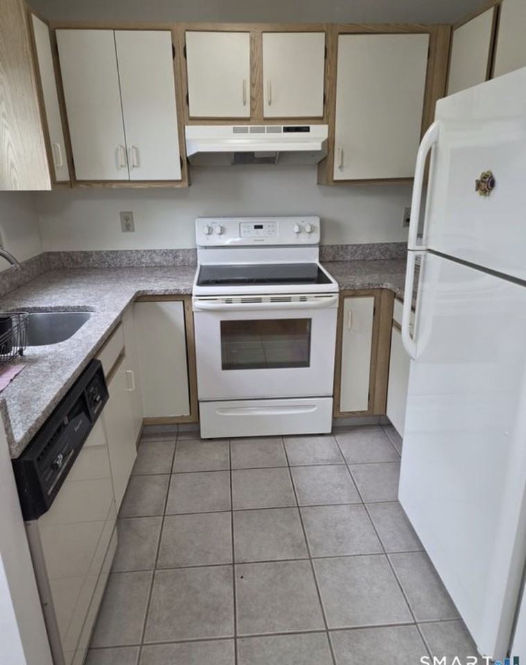 37 Crystal Ln #D - Photo 5 of 10