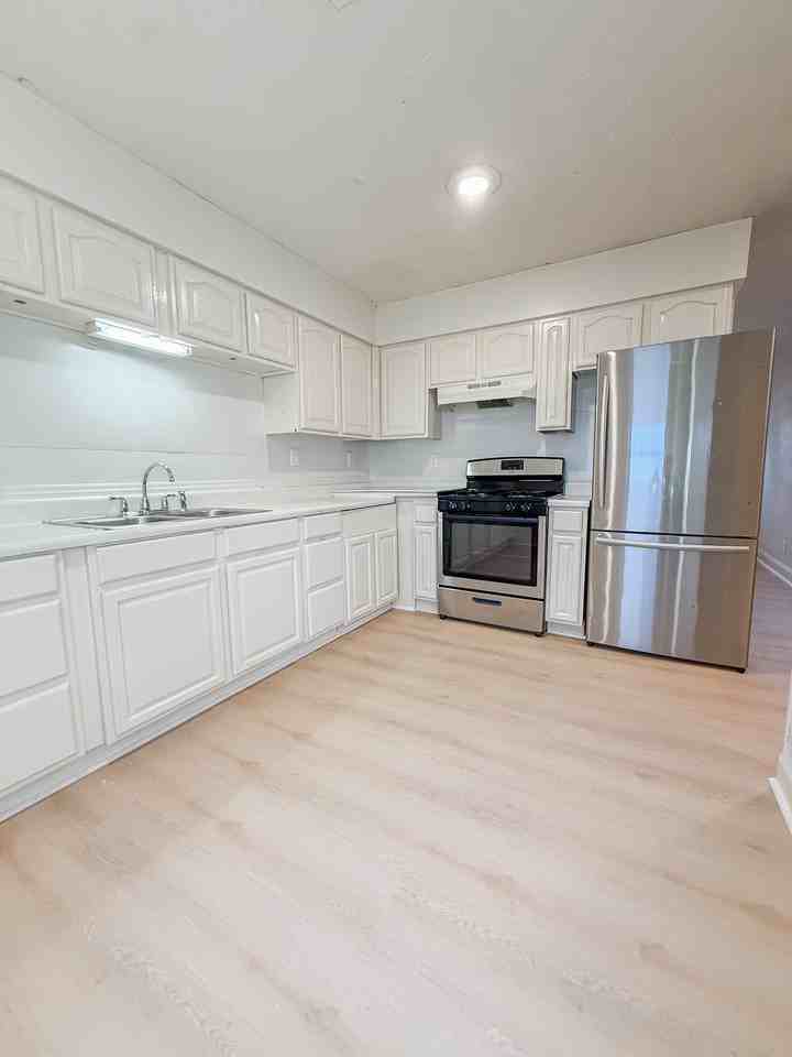 650 Allen St #7 - Photo 6 of 22