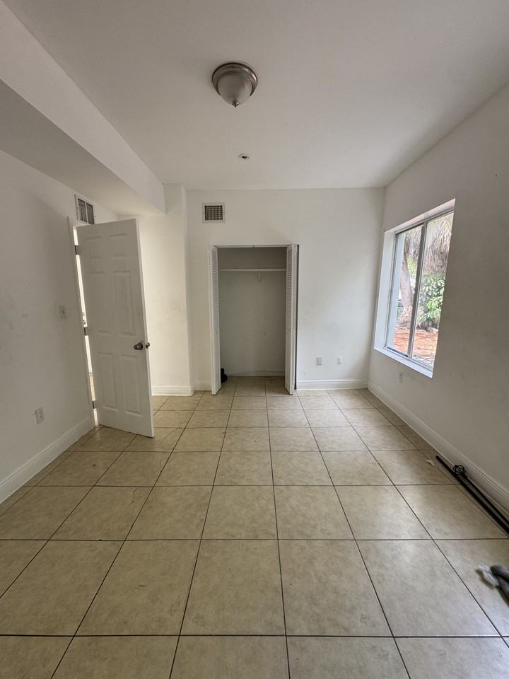 345 Nw 34th St #3 - Photo 4 of 6