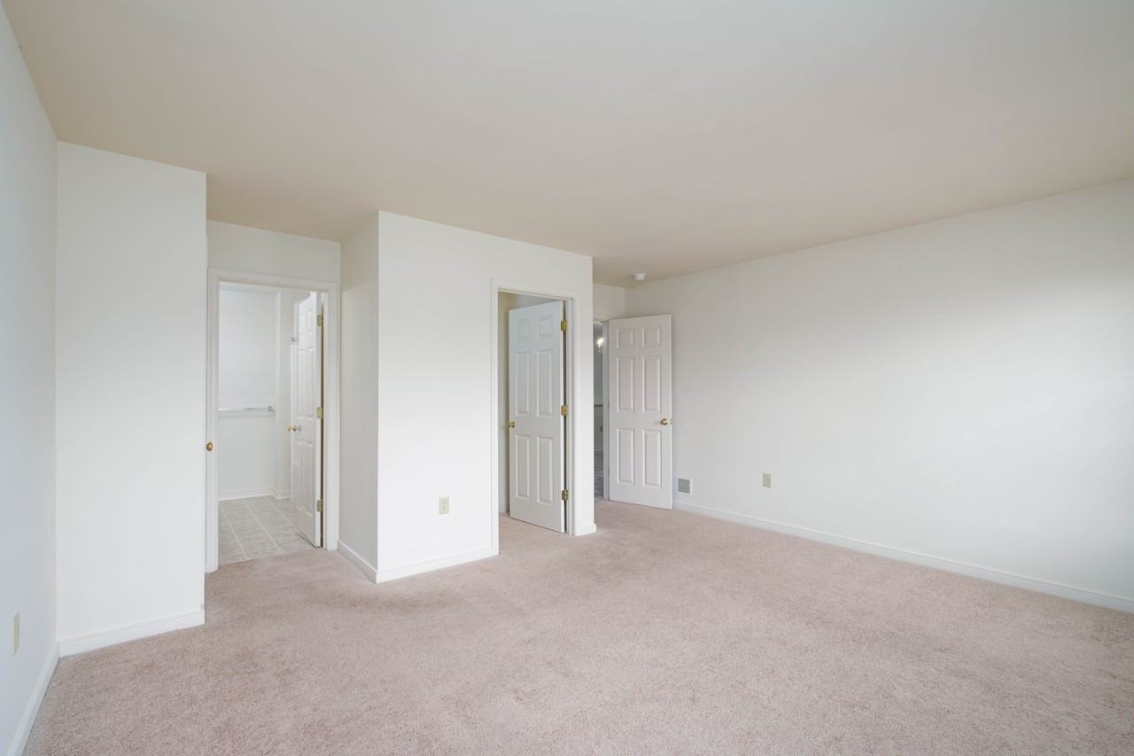 110 Clapton Ct - Photo 4 of 16