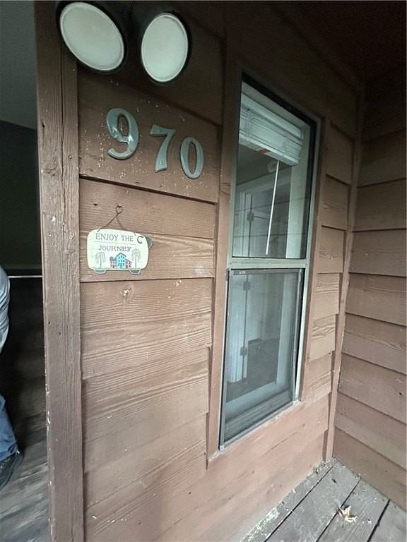 970 N Lewis Ave - Photo 2 of 15