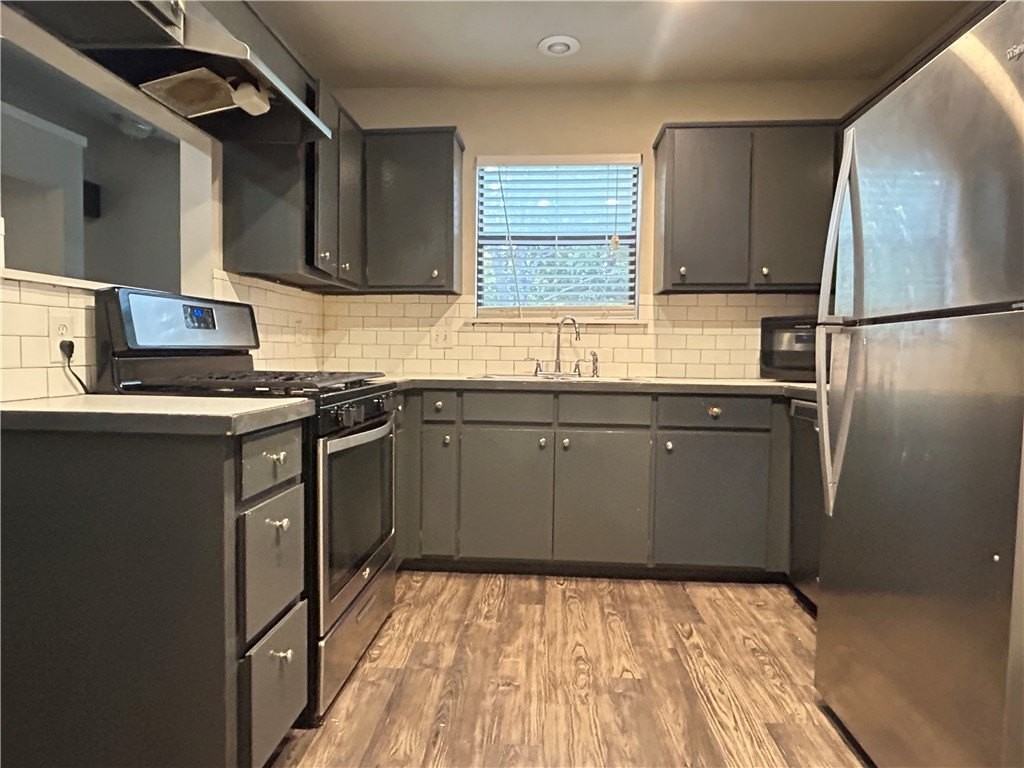 970 N Lewis Ave - Photo 3 of 15