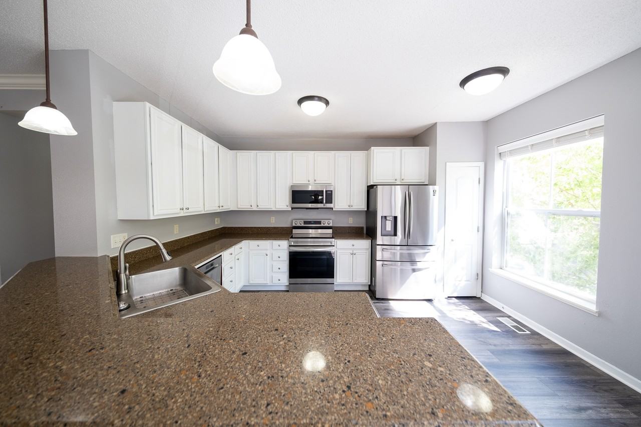 10254 Bleeker St #1 - Photo 6 of 37