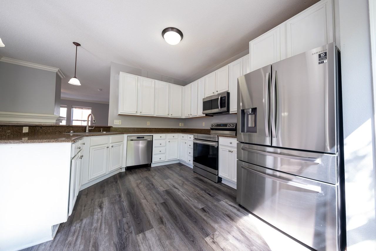 10254 Bleeker St #1 - Photo 7 of 37