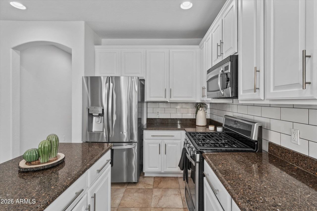 17646 W Statler Dr - Photo 4 of 24