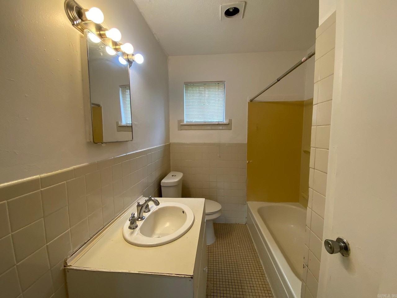 715 Smart St - Photo 6 of 7