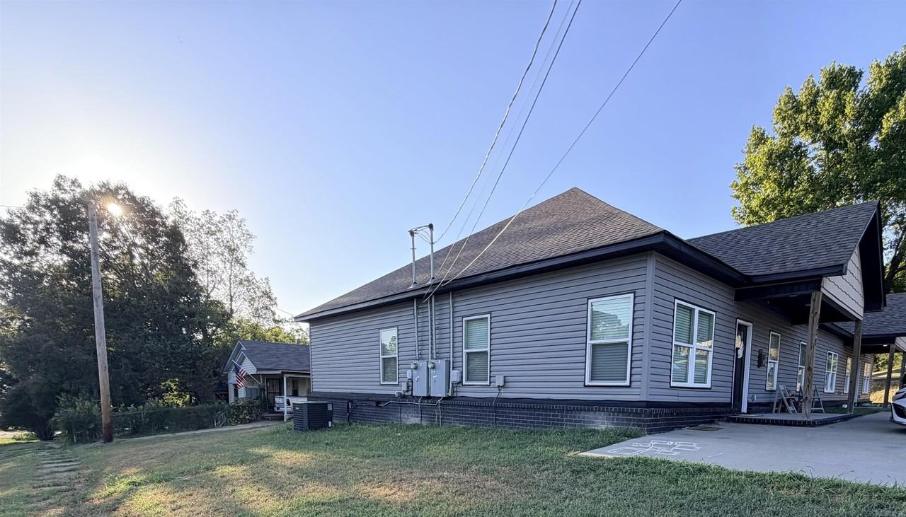 322 E Maple - Photo 3 of 23