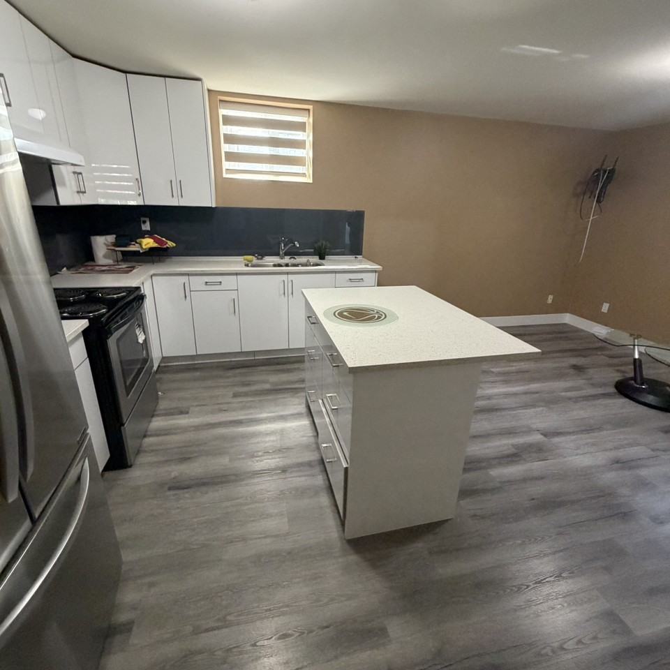 13677 60 Ave - Photo 3 of 12