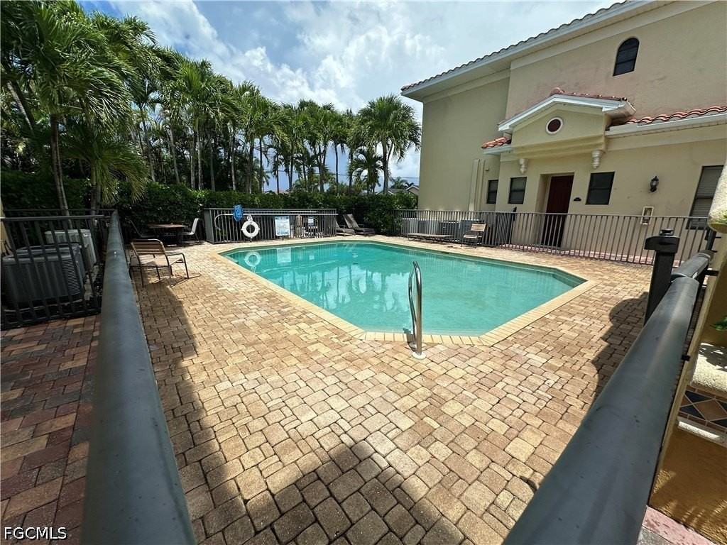4910 Sw 17th Pl #5 - Photo 3 of 22