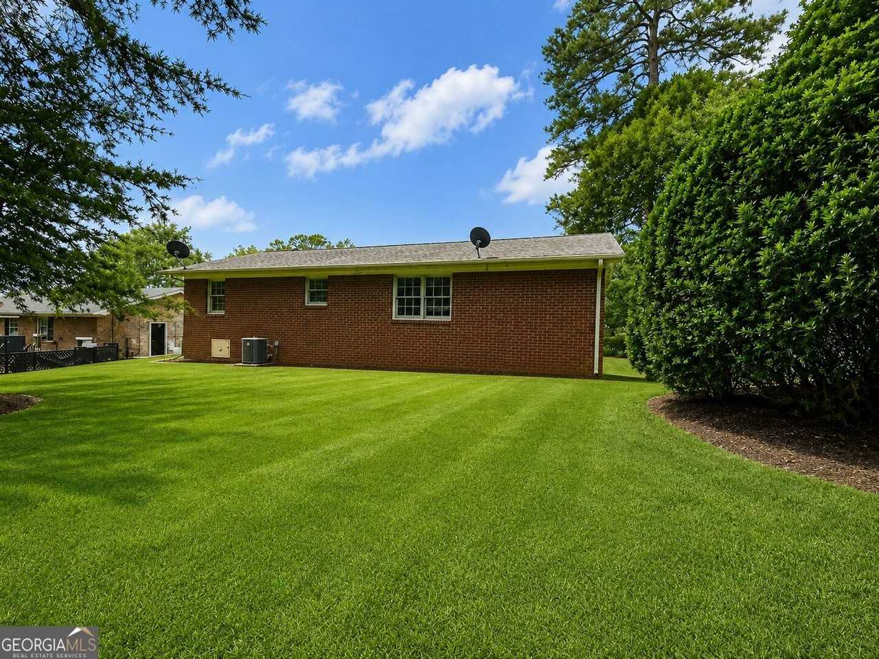 322 Parkway Pl - Photo 2 of 9