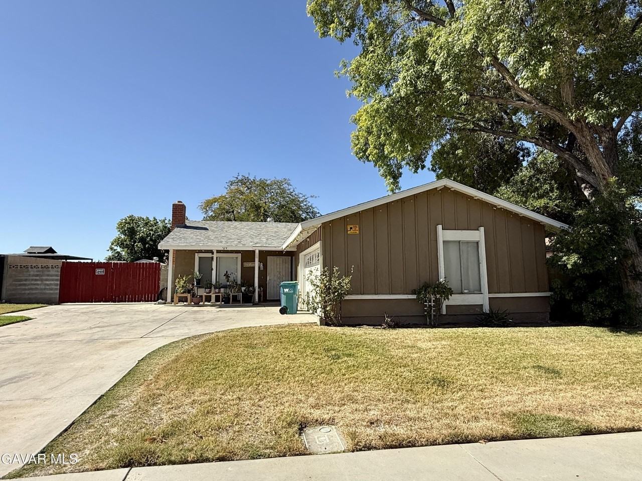 724 E Avenue J4 - Photo 2 of 18