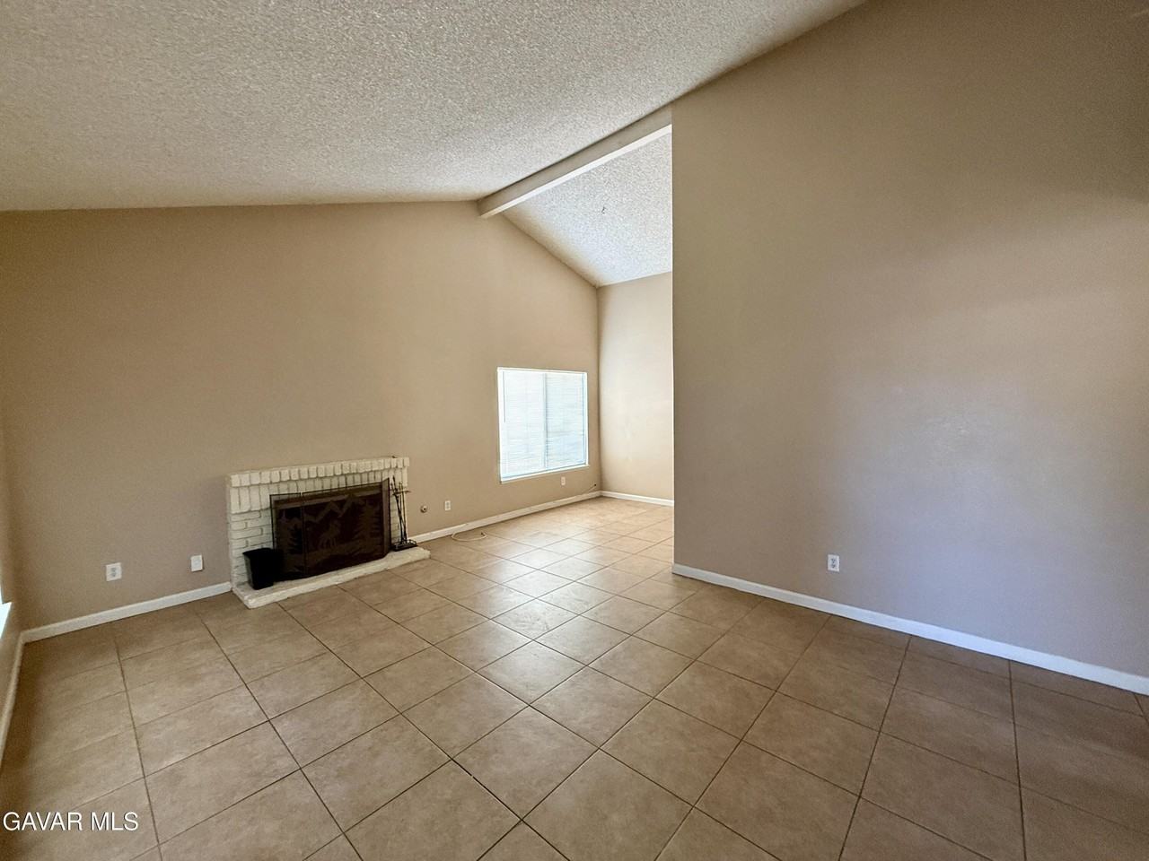 724 E Avenue J4 - Photo 3 of 18