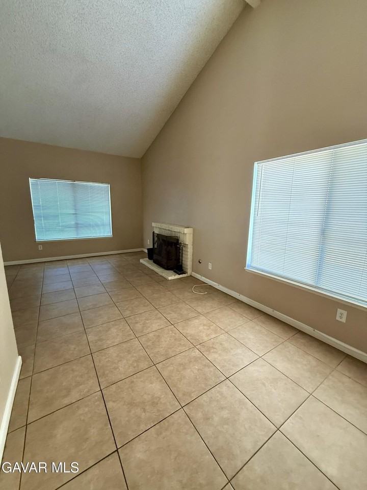 724 E Avenue J4 - Photo 4 of 18