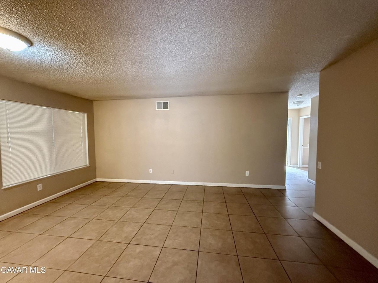724 E Avenue J4 - Photo 5 of 18