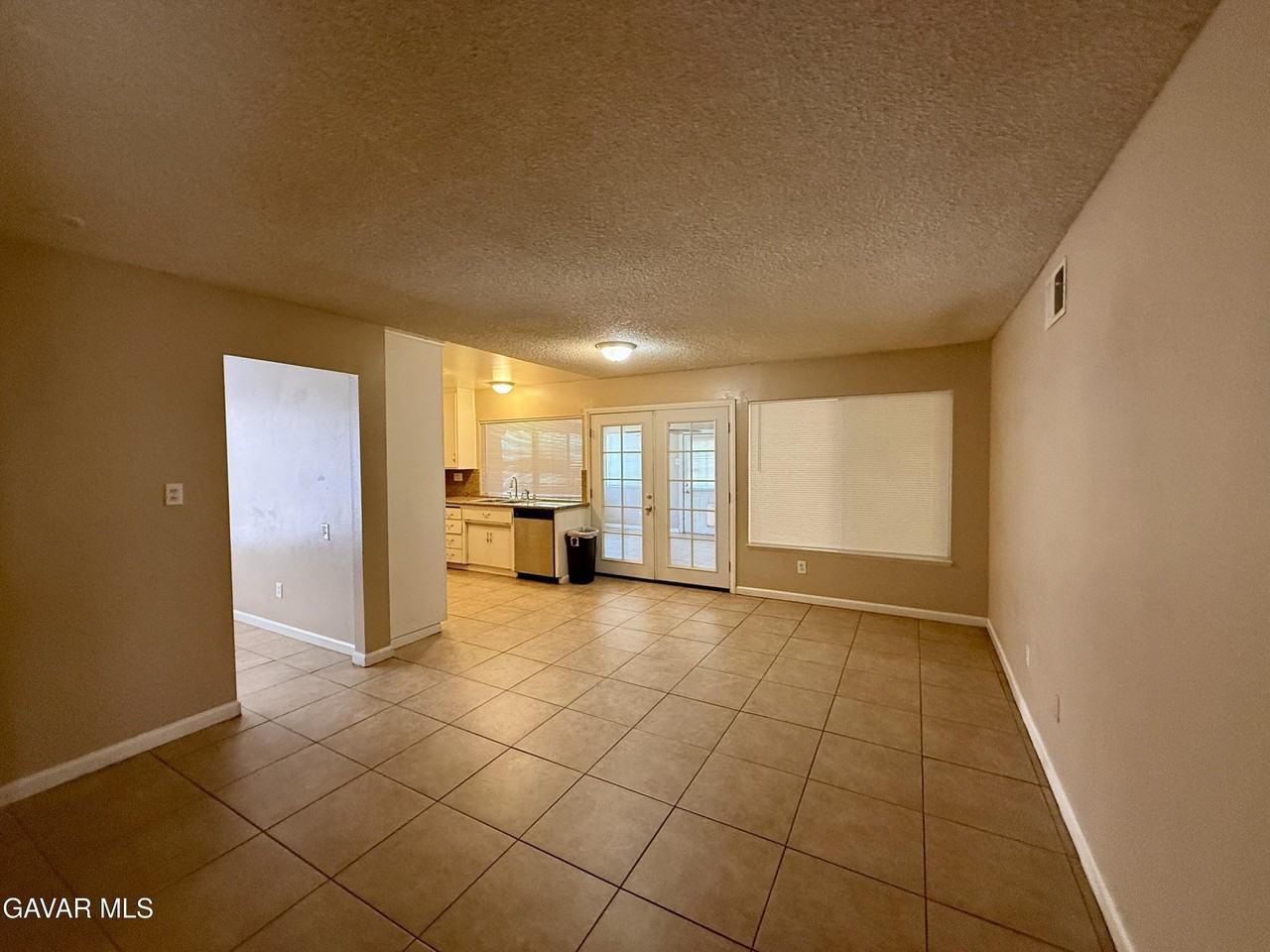 724 E Avenue J4 - Photo 6 of 18