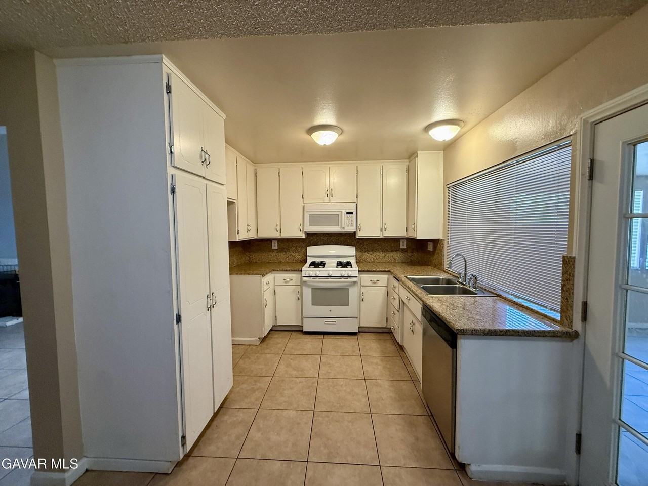 724 E Avenue J4 - Photo 7 of 18