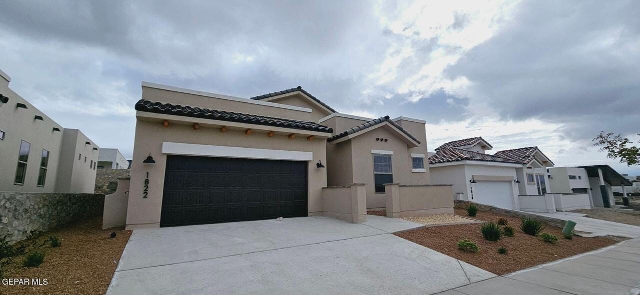 1822 Bridle Pl - Photo 2 of 24