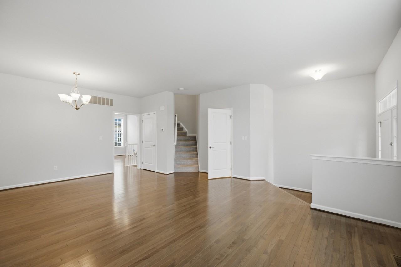 2780 Ashcombe Dr - Photo 4 of 34