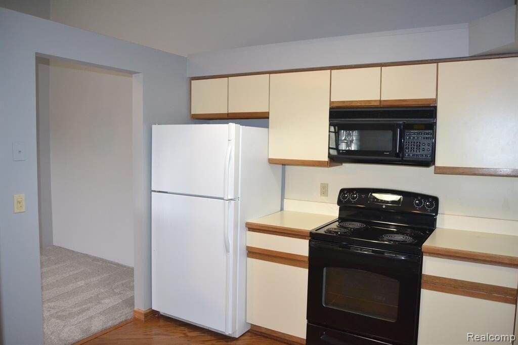 19259 Surrey Ln - Photo 5 of 10