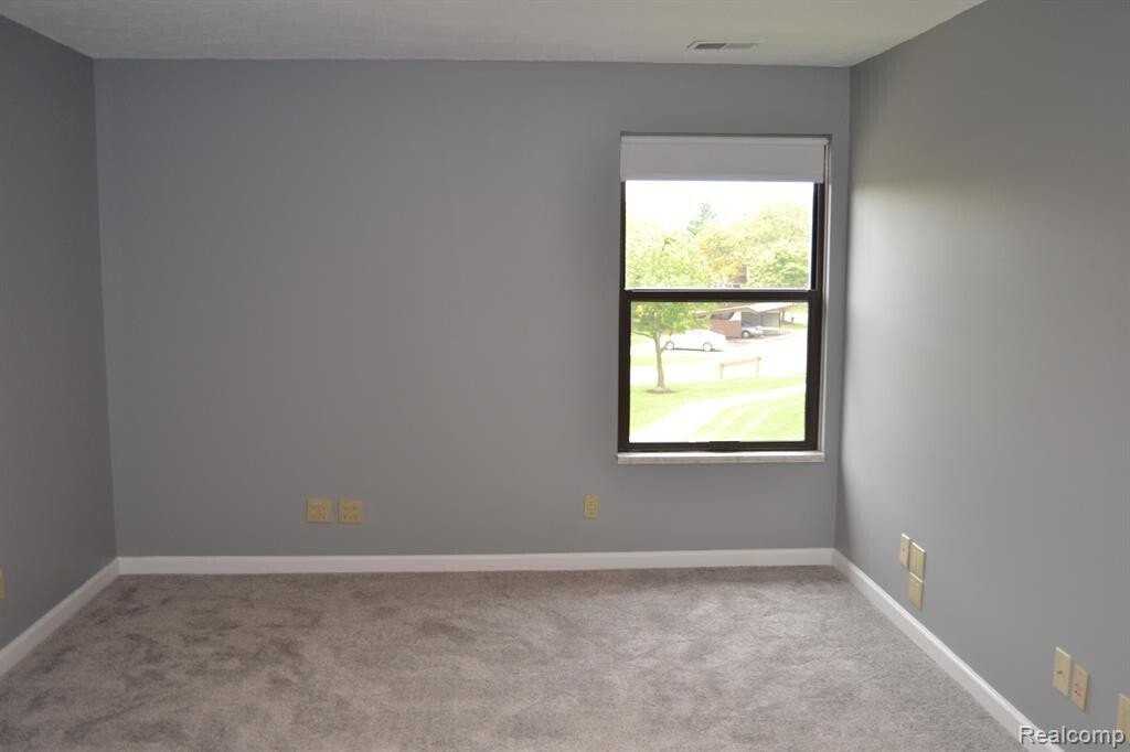 19259 Surrey Ln - Photo 6 of 10