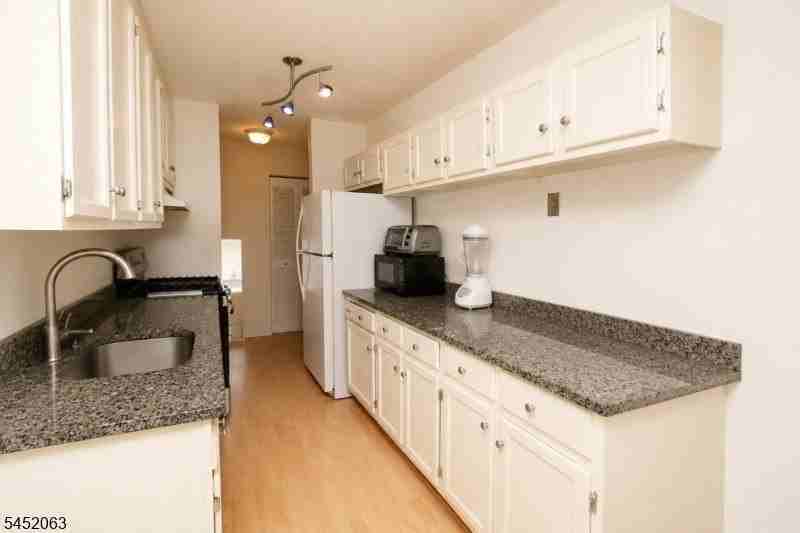 833 Main St Apt E - Photo 4 of 18