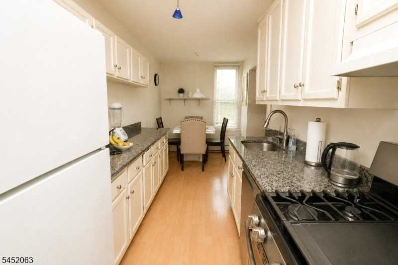 833 Main St Apt E - Photo 5 of 18